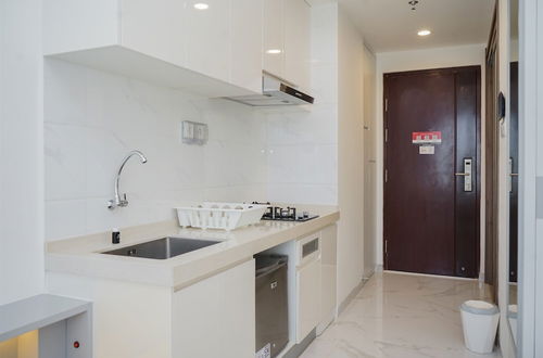 Foto 5 - Fully Furnished And Tidy Studio Sky House Bsd Apartment