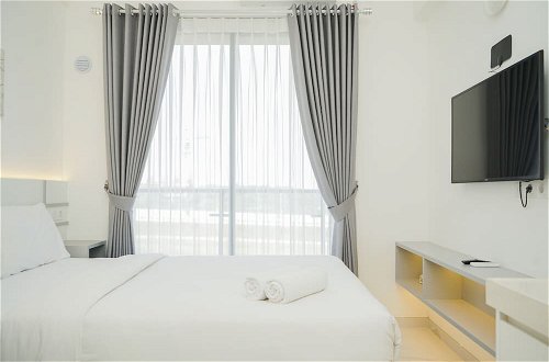 Foto 10 - Fully Furnished And Tidy Studio Sky House Bsd Apartment