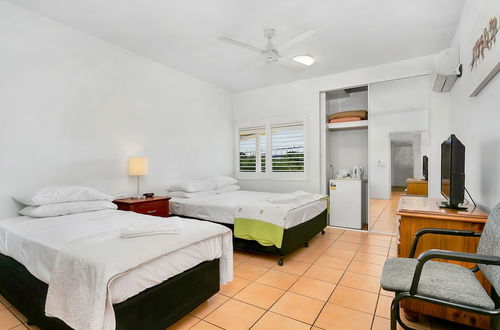 Photo 2 - Cairns Reef Apartments & Motel