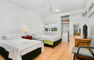 Photo 2 - Cairns Reef Apartments & Motel