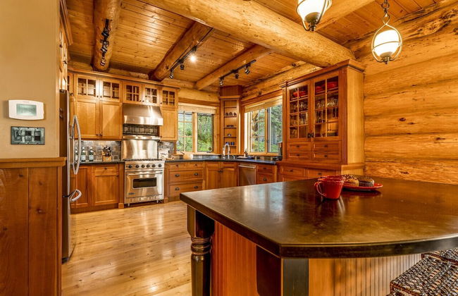 Luxury Log Chalet | Pool + Private HotTub | Ski In/Out | Overlooking Greywolf GC - Foto 17