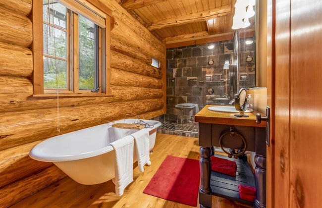 Luxury Log Chalet | Pool + Private HotTub | Ski In/Out | Overlooking Greywolf GC - Foto 28
