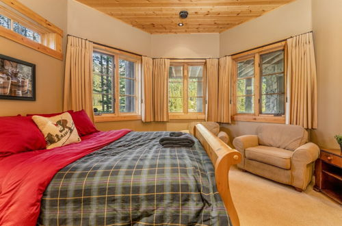 Foto 7 - Luxury Log Chalet | Pool + Private HotTub | Ski In/Out | Overlooking Greywolf GC