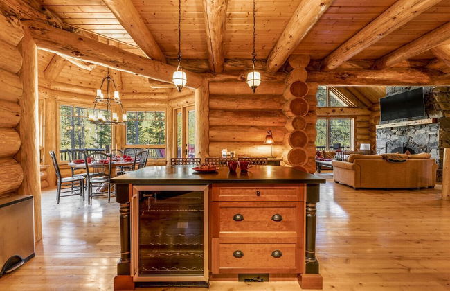Luxury Log Chalet | Pool + Private HotTub | Ski In/Out | Overlooking Greywolf GC - Foto 15