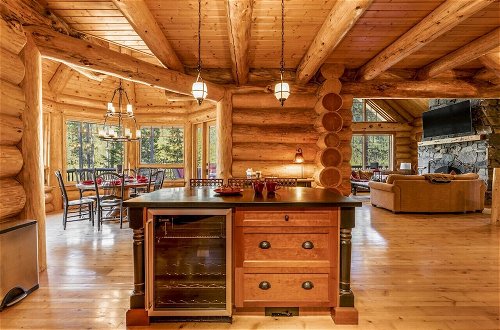 Foto 15 - Luxury Log Chalet | Pool + Private HotTub | Ski In/Out | Overlooking Greywolf GC