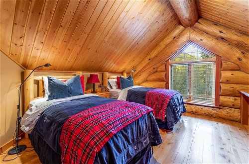Foto 4 - Luxury Log Chalet | Pool + Private HotTub | Ski In/Out | Overlooking Greywolf GC