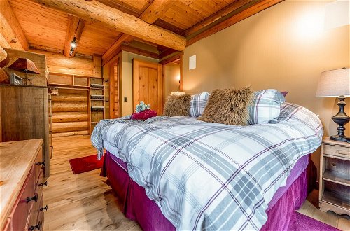 Foto 9 - Luxury Log Chalet | Pool + Private HotTub | Ski In/Out | Overlooking Greywolf GC