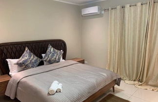 Foto 3 - Executive 3 Bedrooms Fully Furnished Apartment Close to Amenities