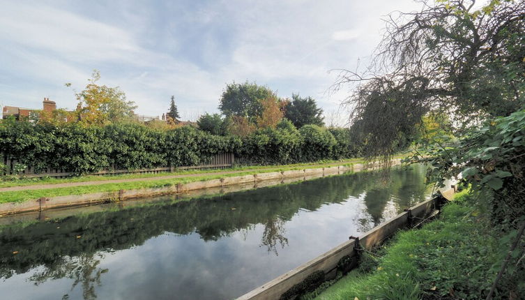 Photo 1 - Stunning Riverside 1-bed Apartment in North London