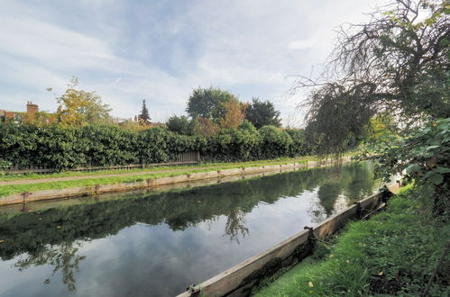 Foto 1 - Stunning Riverside 1-bed Apartment in North London