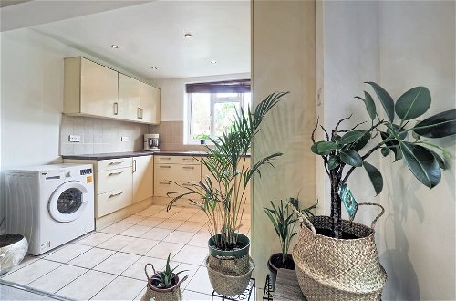 Photo 11 - Stunning Riverside 1-bed Apartment in North London