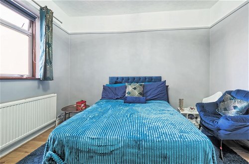 Photo 3 - Stunning Riverside 1-bed Apartment in North London