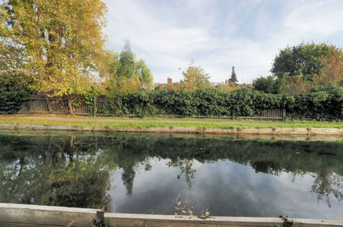 Photo 12 - Stunning Riverside 1-bed Apartment in North London