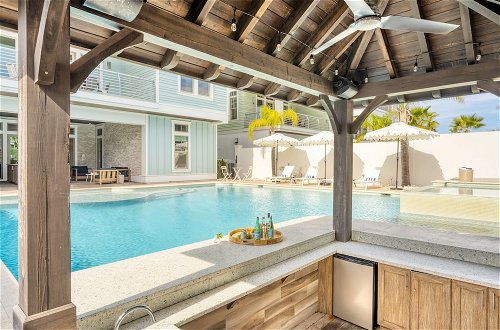 Foto 53 - Monarch by Avantstay Stunning Estate 1 Block to Beach, Swim Up Bar, Hot Tub, & Rooftop Views