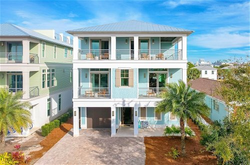 Foto 54 - Monarch by Avantstay Stunning Estate 1 Block to Beach, Swim Up Bar, Hot Tub, & Rooftop Views