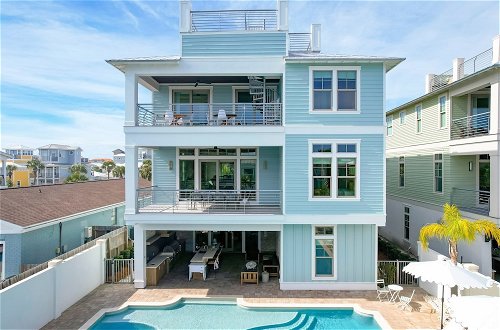 Foto 28 - Monarch by Avantstay Stunning Estate 1 Block to Beach, Swim Up Bar, Hot Tub, & Rooftop Views