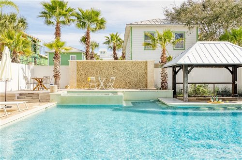 Foto 7 - Monarch by Avantstay Stunning Estate 1 Block to Beach, Swim Up Bar, Hot Tub, & Rooftop Views