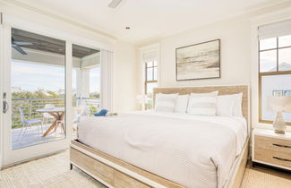 Foto 1 - Monarch by Avantstay Stunning Estate 1 Block to Beach, Swim Up Bar, Hot Tub, & Rooftop Views