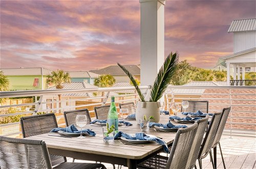 Foto 33 - Monarch by Avantstay Stunning Estate 1 Block to Beach, Swim Up Bar, Hot Tub, & Rooftop Views