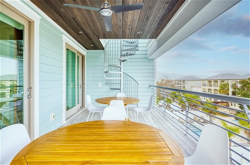 Photo 50 - Monarch by Avantstay Stunning Estate 1 Block to Beach, Swim Up Bar, Hot Tub, & Rooftop Views