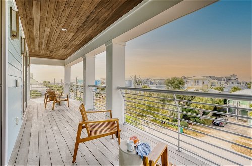 Foto 42 - Monarch by Avantstay Stunning Estate 1 Block to Beach, Swim Up Bar, Hot Tub, & Rooftop Views