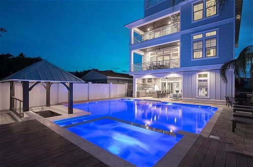 Foto 1 - Monarch by Avantstay Stunning Estate 1 Block to Beach, Swim Up Bar, Hot Tub, & Rooftop Views