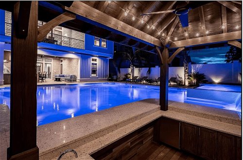 Foto 26 - Monarch by Avantstay Stunning Estate 1 Block to Beach, Swim Up Bar, Hot Tub, & Rooftop Views