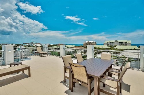 Foto 22 - Monarch by Avantstay Stunning Estate 1 Block to Beach, Swim Up Bar, Hot Tub, & Rooftop Views