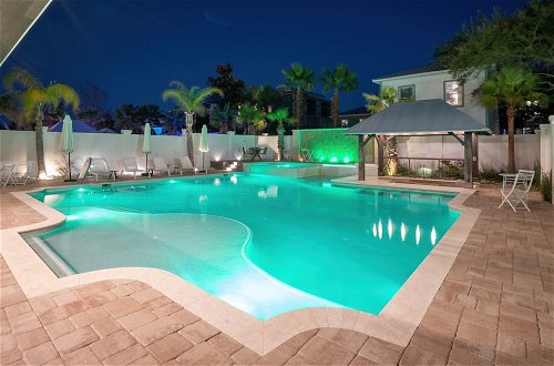 Foto 16 - Monarch by Avantstay Stunning Estate 1 Block to Beach, Swim Up Bar, Hot Tub, & Rooftop Views