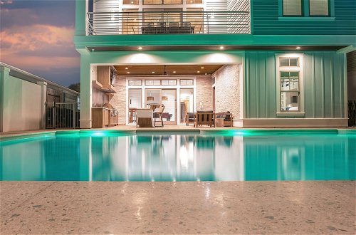 Foto 9 - Monarch by Avantstay Stunning Estate 1 Block to Beach, Swim Up Bar, Hot Tub, & Rooftop Views