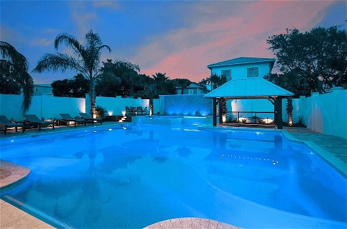 Foto 21 - Monarch by Avantstay Stunning Estate 1 Block to Beach, Swim Up Bar, Hot Tub, & Rooftop Views