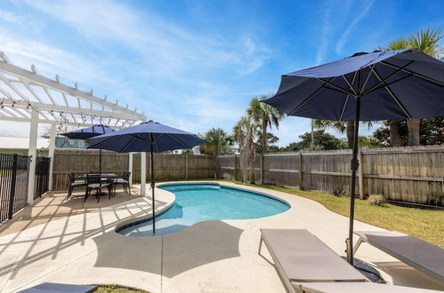 Photo 17 - Pelican Retreat by Avantstay 5 Mins TO Beach Pet Friendly w/ Pool & Bbq