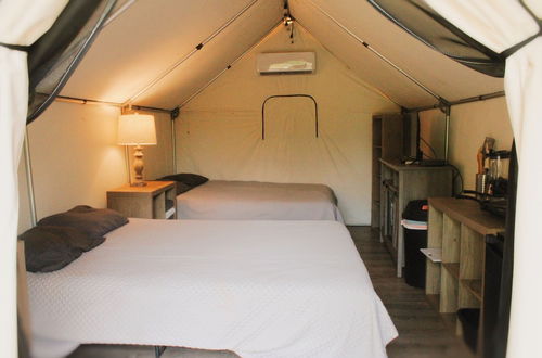 Foto 6 - Son's Blue River Camp Glamping Cabin U