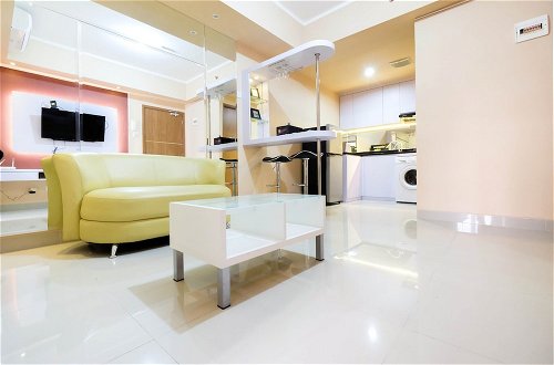 Foto 1 - Bright and Stylish 1BR The Oasis Apartment Cikarang