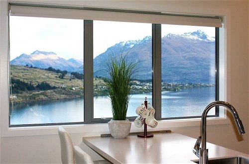 Foto 16 - Remarkable Lake View Townhouse Queenstown Hill