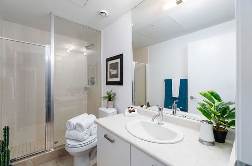 Photo 12 - QuickStay - Luxurious 2-Bedroom Condo, Downtown Core