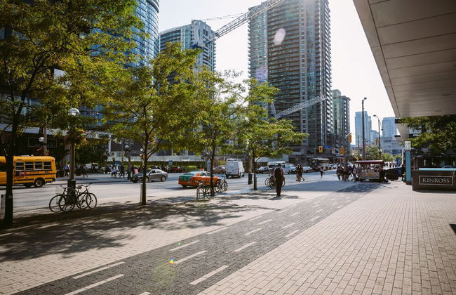 QuickStay - Luxurious 2-Bedroom Condo, Downtown Core - Photo 27