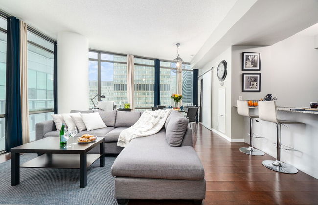 QuickStay - Luxurious 2-Bedroom Condo, Downtown Core - Photo 3
