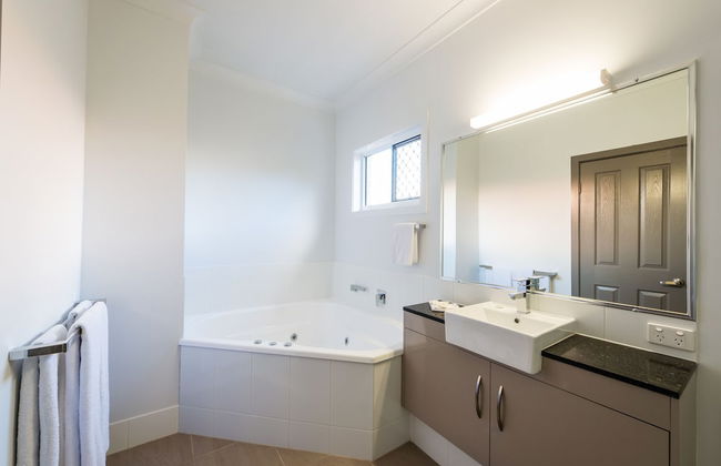 Athena Motel Apartments - Photo 23