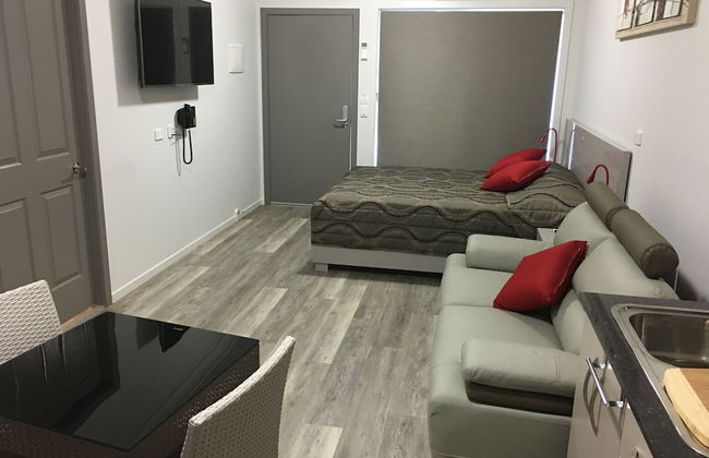 Athena Motel Apartments - Photo 3
