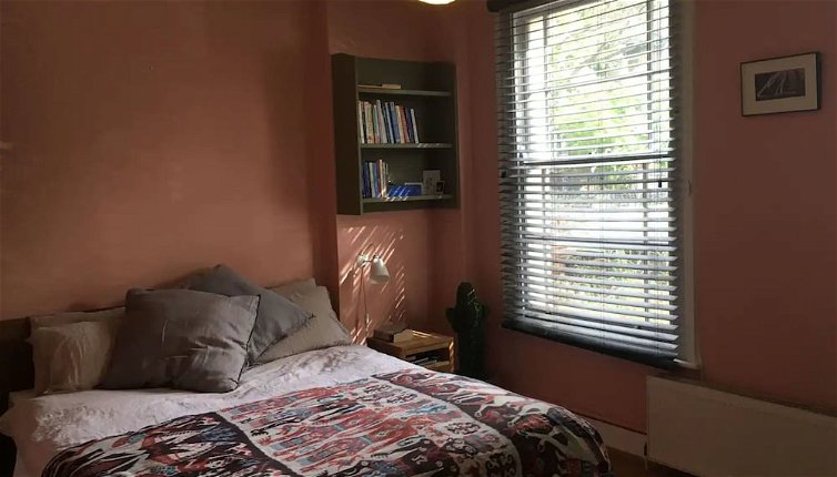 Photo 1 - Stylish 1 Bedroom Apartment in Vibrant London Fields