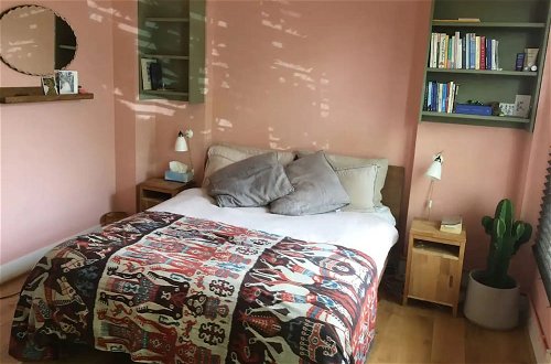 Photo 6 - Stylish 1 Bedroom Apartment in Vibrant London Fields