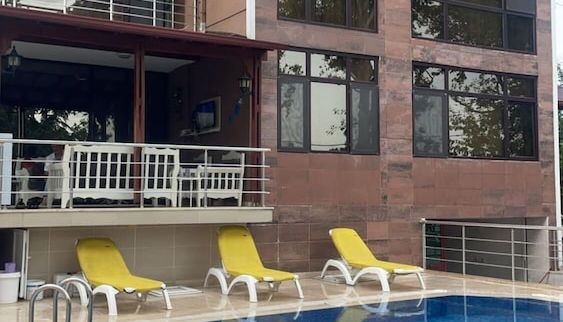 Foto 1 - Serene Luxury Villa With Private Pool in Yalova