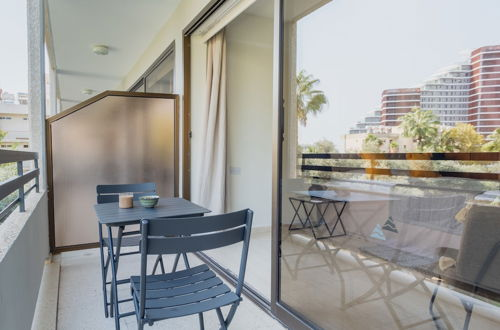 Photo 9 - Studio Apartment With Balcony and Garden View