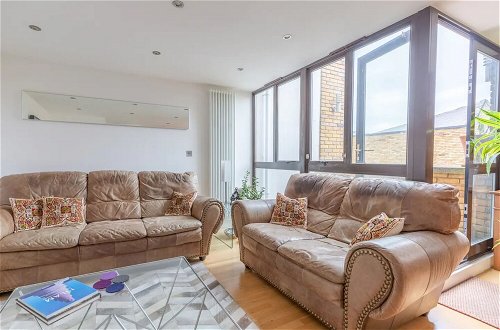 Photo 20 - Spacious 2 Bedroom Apartment in Converted Warehouse in Brixton