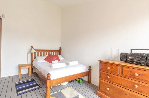 Photo 10 - Spacious 2 Bedroom Apartment in Converted Warehouse in Brixton