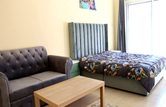 Stunning Family Friendly Studio Close To Dubai Hub - Photo 1