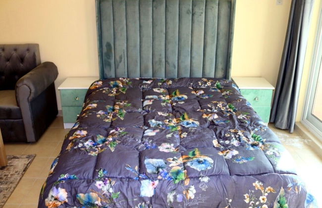 Stunning Family Friendly Studio Close To Dubai Hub - Photo 2