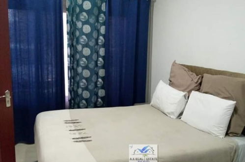 Foto 3 - Bedroomed Fully Furnished Apartment Near East Park Mall