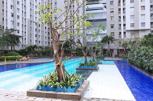 Foto 15 - Cozy Stay And Tidy 1Br Green Bay Pluit Apartment